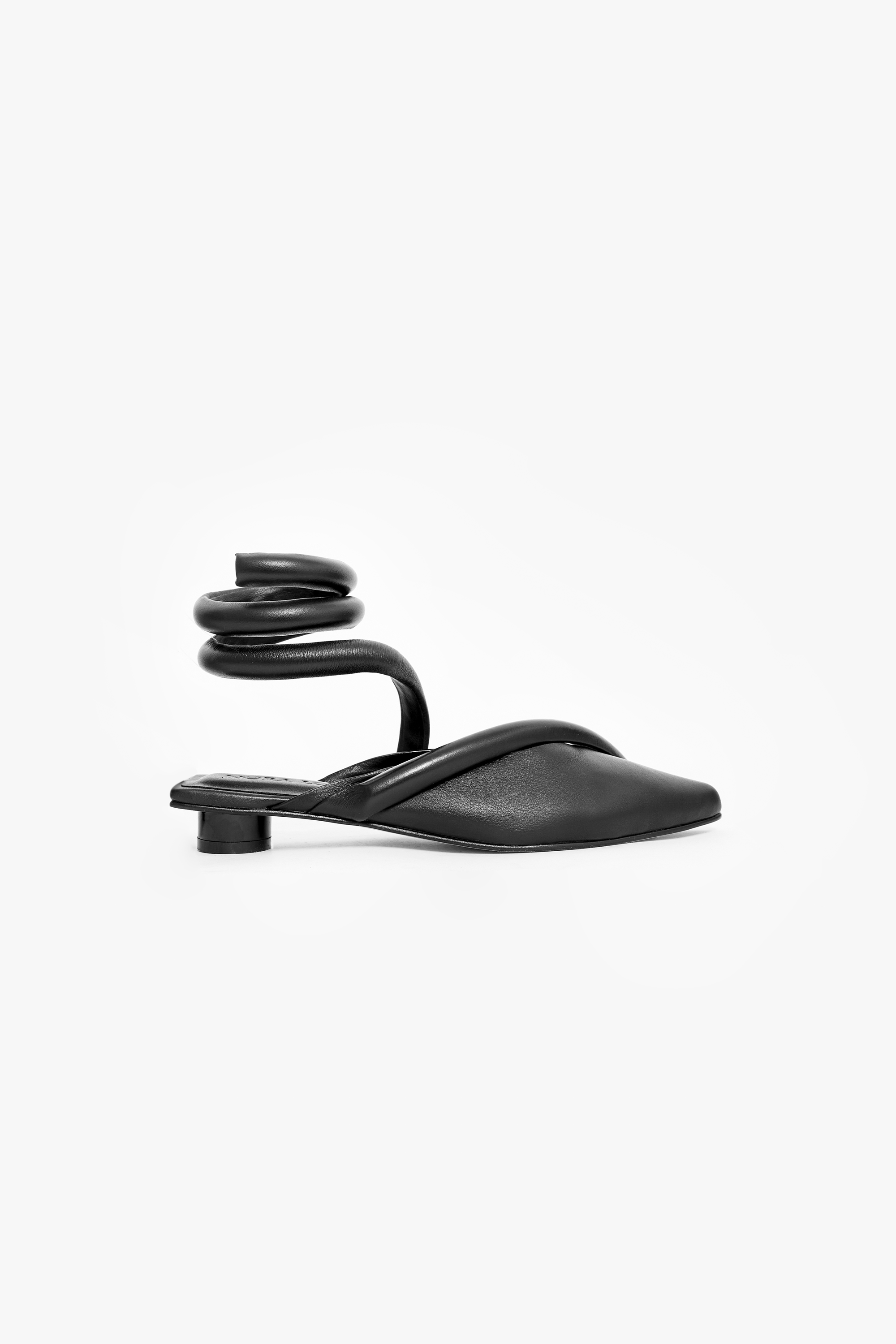 Zapatos planos negros de punta en cuero, hechos a mano para garantizar una calidad superior y atención al detalle. Este zapato plano negro de cuero presenta un distintivo detalle en la talonera, añadiendo un toque de estilo único. Nuestra colección ofrece diseños exclusivos que combinan elegancia y comodidad.