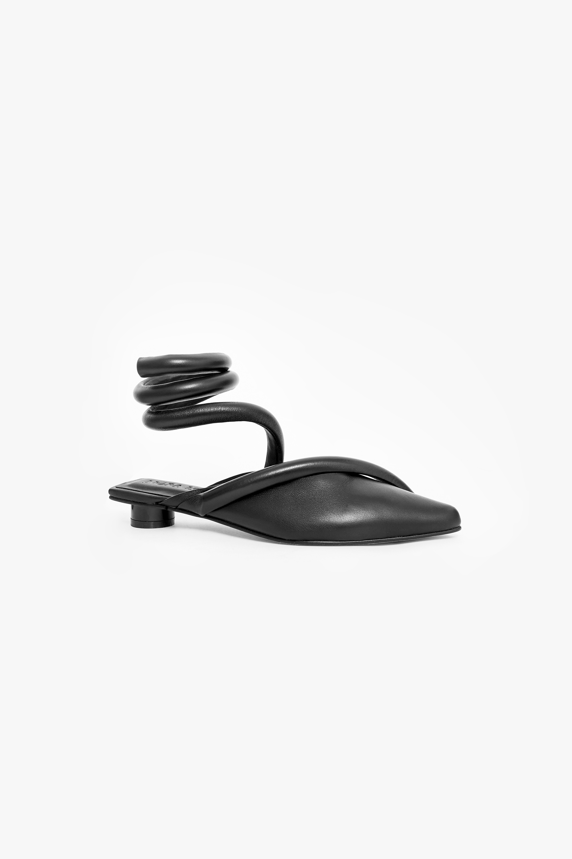 Zapatos planos negros de punta en cuero, hechos a mano para garantizar una calidad superior y atención al detalle. Este zapato plano negro de cuero presenta un distintivo detalle en la talonera, añadiendo un toque de estilo único. Nuestra colección ofrece diseños exclusivos que combinan elegancia y comodidad.