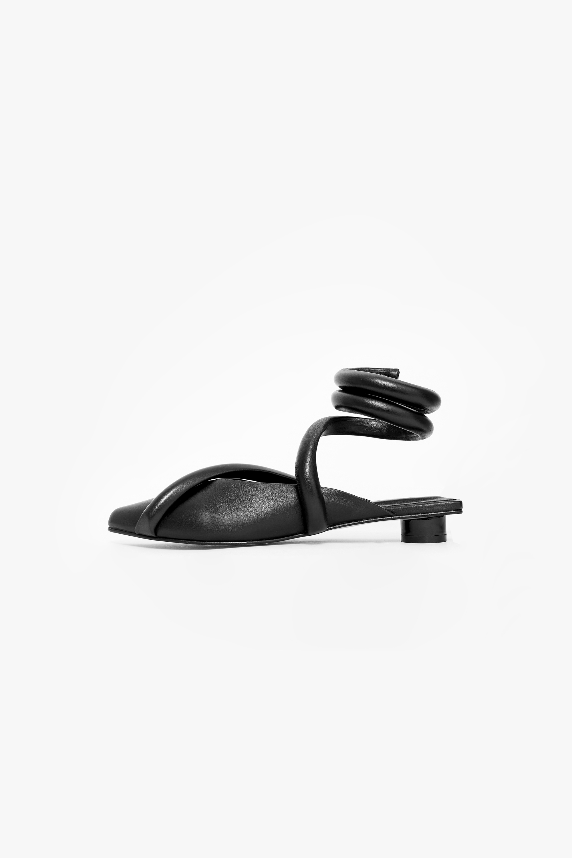 Zapatos planos negros de punta en cuero, hechos a mano para garantizar una calidad superior y atención al detalle. Este zapato plano negro de cuero presenta un distintivo detalle en la talonera, añadiendo un toque de estilo único. Nuestra colección ofrece diseños exclusivos que combinan elegancia y comodidad.