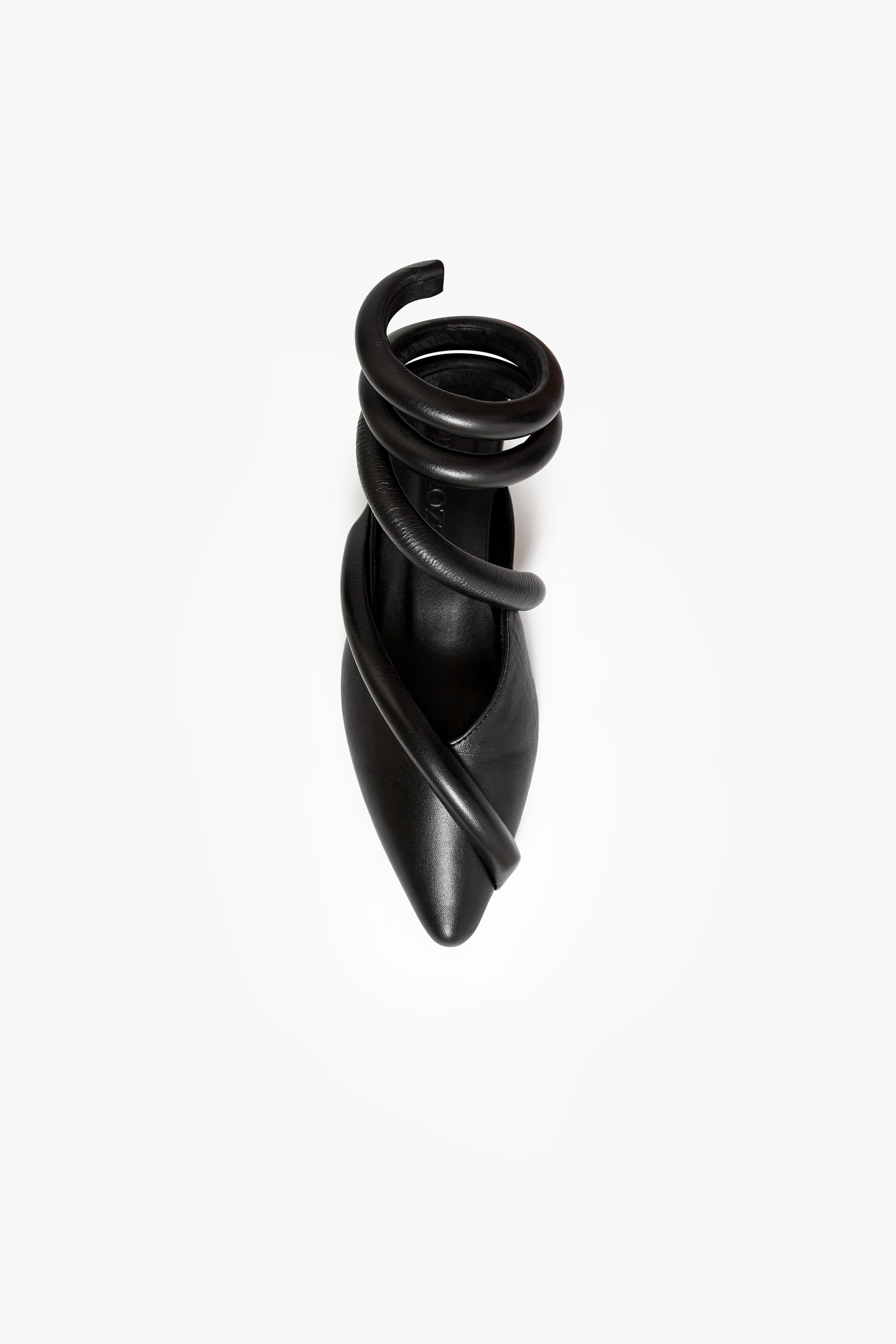 Zapatos planos negros de punta en cuero, hechos a mano para garantizar una calidad superior y atención al detalle. Este zapato plano negro de cuero presenta un distintivo detalle en la talonera, añadiendo un toque de estilo único. Nuestra colección ofrece diseños exclusivos que combinan elegancia y comodidad.